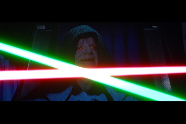   Gwiezdne wojny, Imperator stojący za zderzającymi się mieczami świetlnymi w Powrocie Jedi